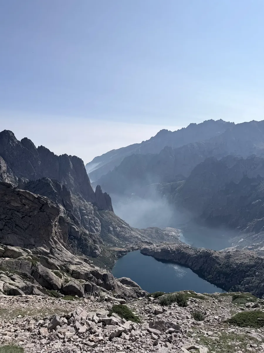 Blick vom GR20 auf einen Bergsee in Korsika, Juli 2026